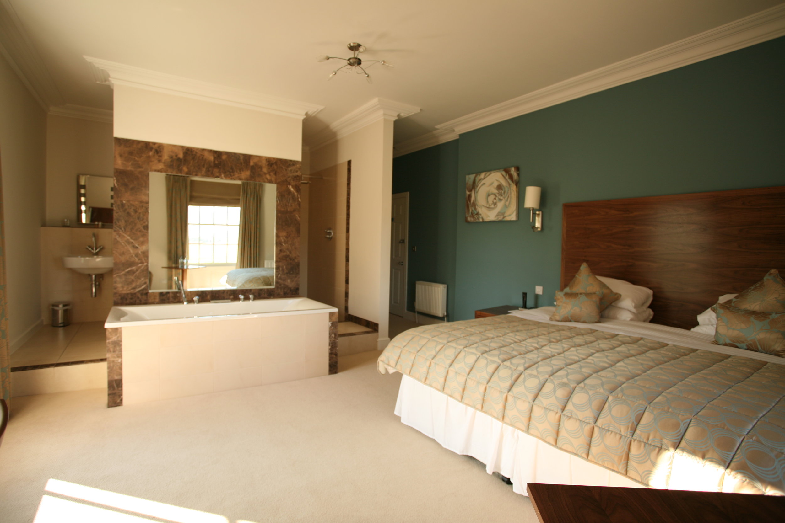 A suite retreat: bedroom with bath at Fishmore Hall