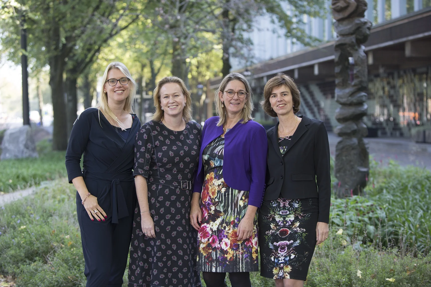 Petra Hielkema, Gisella van Vollenhoven-Eikelenboom, Maaike van Leuken, en Willemieke van Gorkum van De Nederlandsche Bank (DNB) sluiten zich aan bij ‘Topvrouwen helpen topvrouwen’. Fotografie:Evgeniy Victorovich van FotoProm.