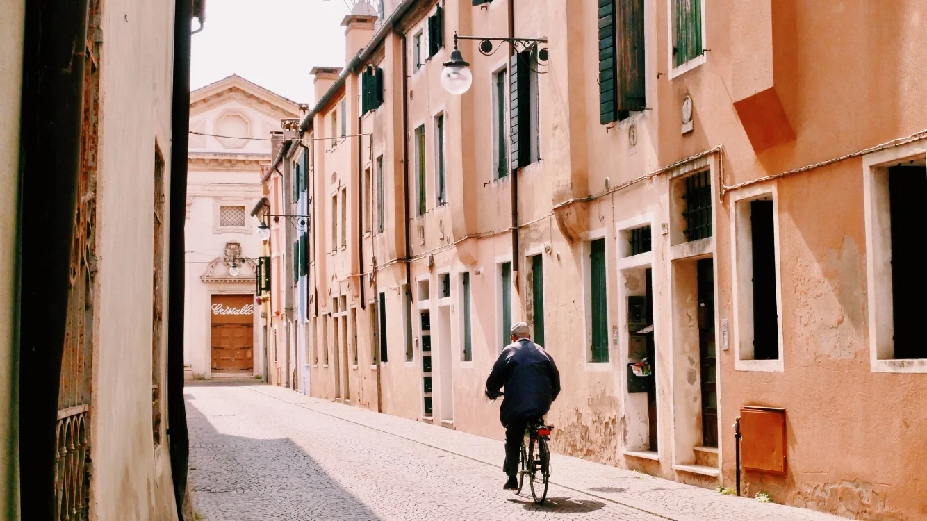 Este Facade Bike 16x9.JPG