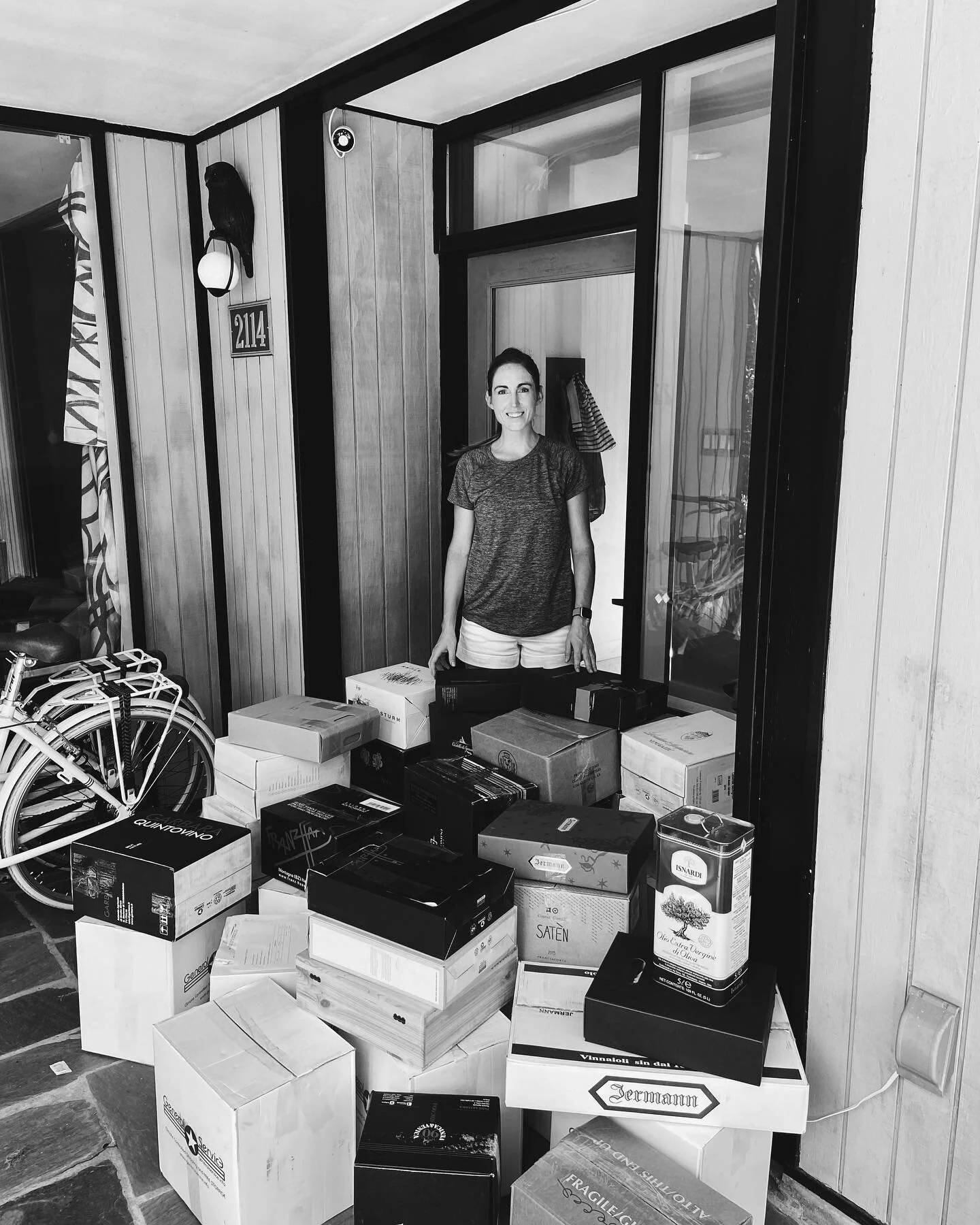 ci siamo trasferiti negli stati uniti ma dopo otto mesi tutto il nostro vino e arrivato e - meno male - neanche una bottiglia si è rotta! 🍾 (purtroppo ora dobbiamo berlo lentamente, quindi durerà! 🐌 🍷)