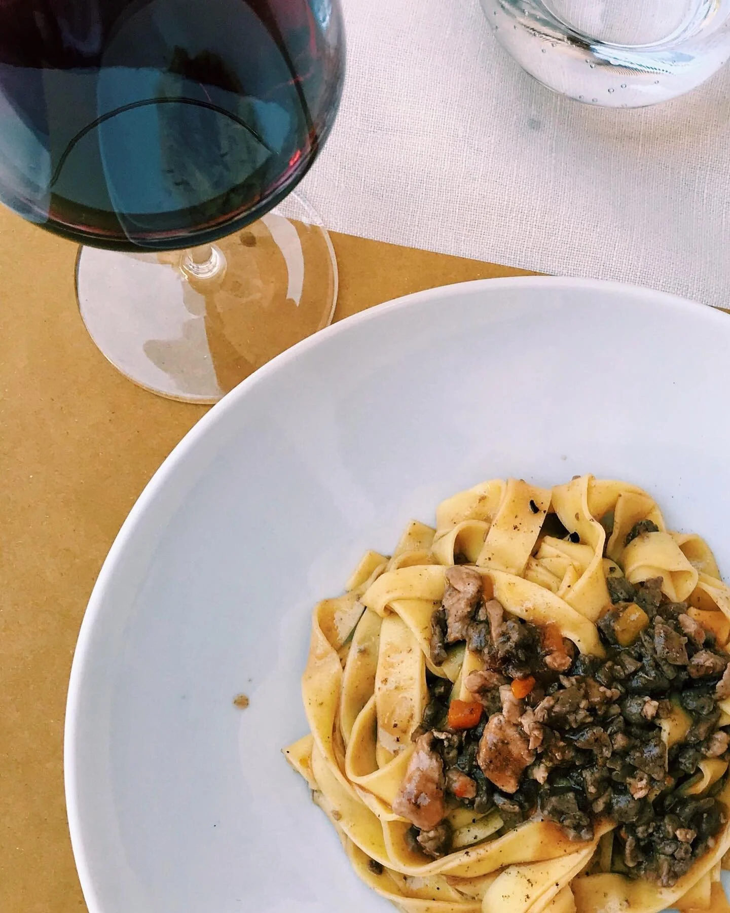 SKOK #merlot &amp; tagliatelle al ragu for a taste of #fvg in your feed this friday 🍷🍝❤️ #wellplated @mulinodizoppola