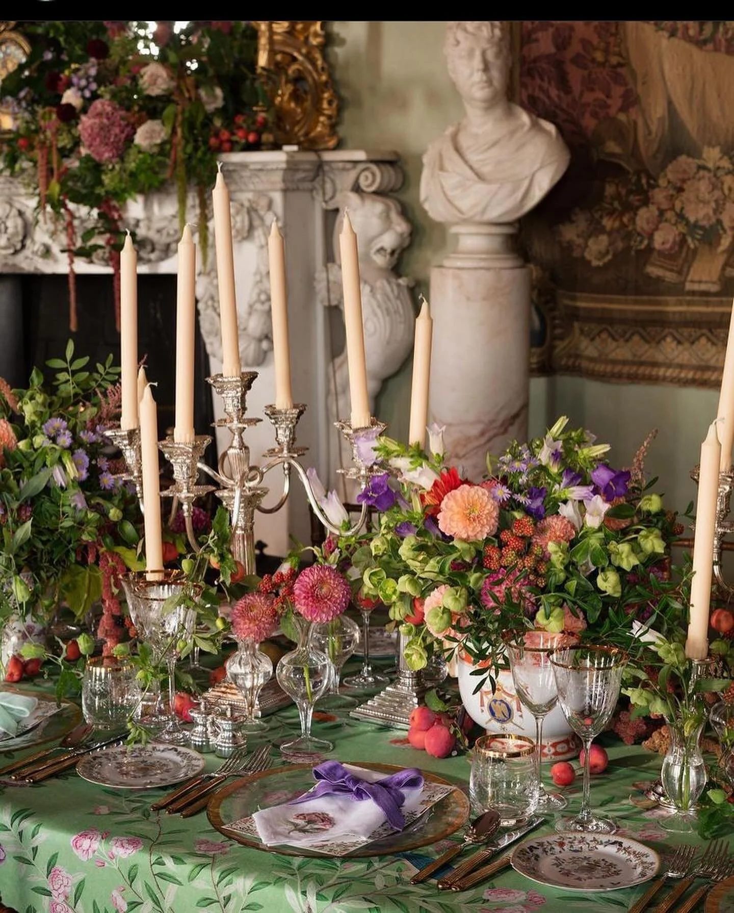 Happy Friday! Hope you have a decadent Autumnal feast kind of weekend 🍁🥂🐿️🥧