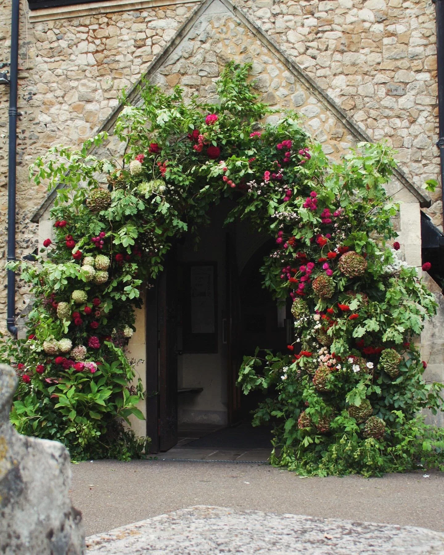 Delving into archived flowers whilst I figure out mum hood 🍄

My favourite time for floristry, buried in berries and all the seasonal hedgerow treats! What better way to celebrate autumn with an arch to have those family phots under 🩷