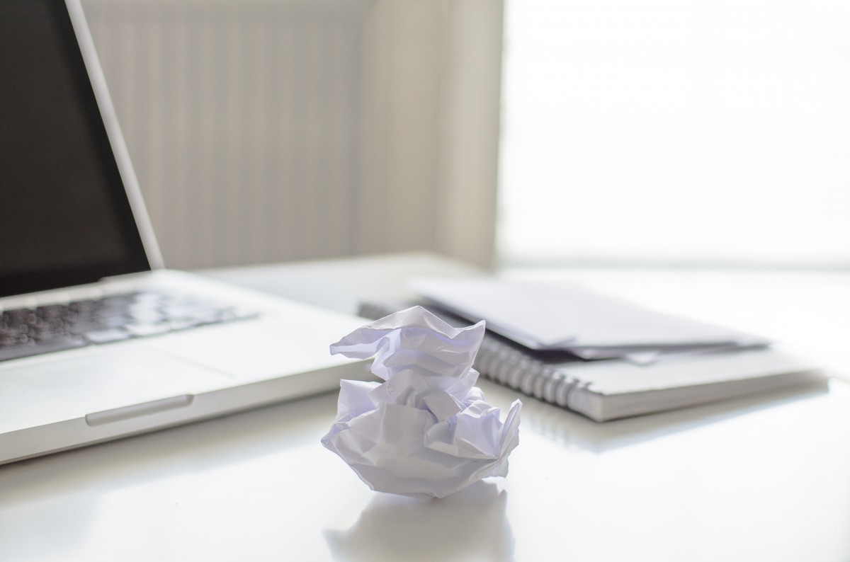 busy_home_desk_paper_laptop_view_computer_above-1283345.jpg