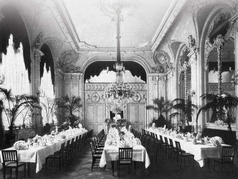 Düsseldorf,_Breidenbacher_Hof,_Innenarchitektur_des_großen_Speisesaals_nach_Entwürfen_von_Klein_&_Dörschel,_um_1894.jpg