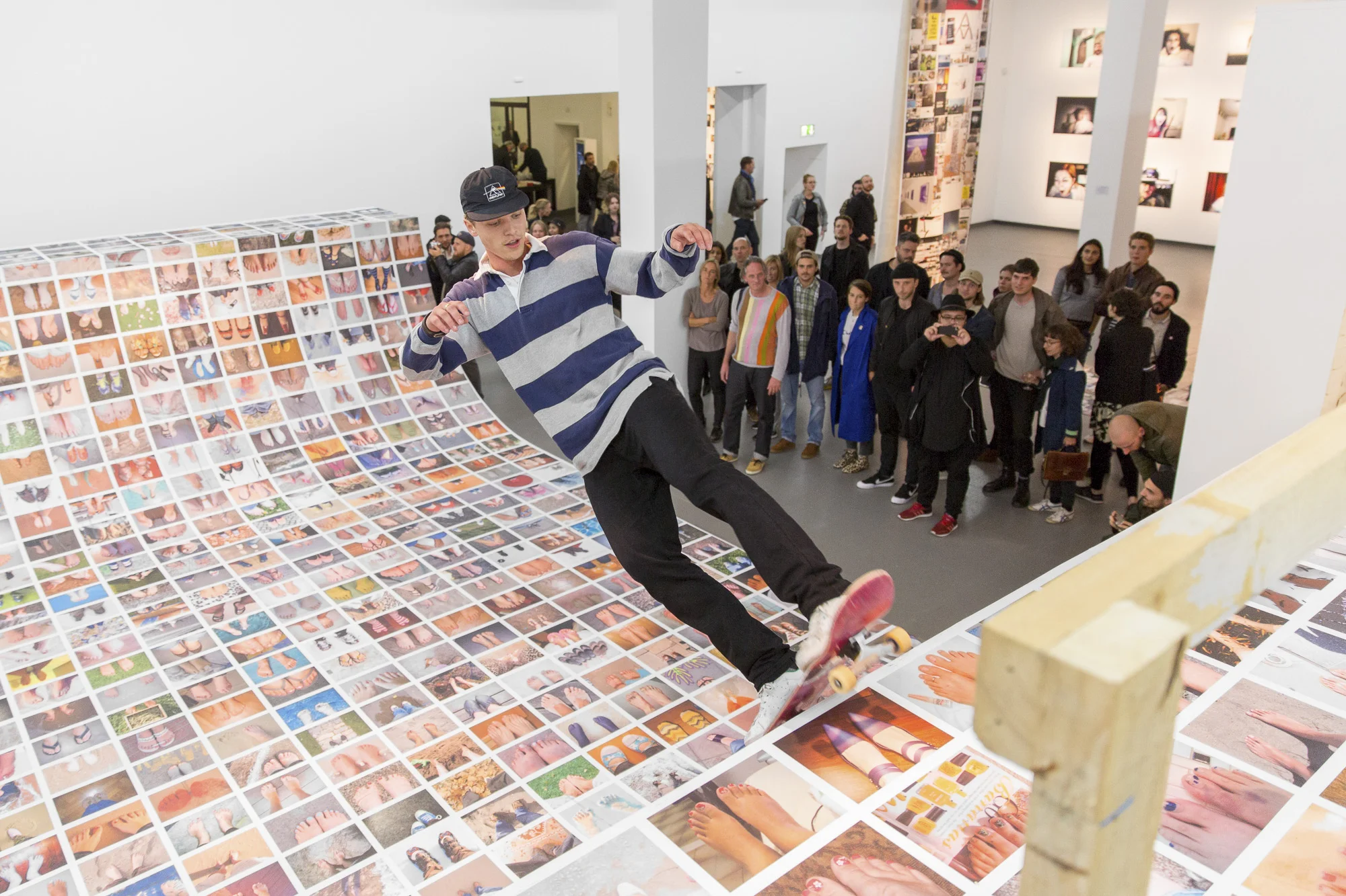 Erik-Kessels_My-Feet-2015_©-NRW-Forum_Foto-Andreas-Kuschner-ALIMONIE.jpg