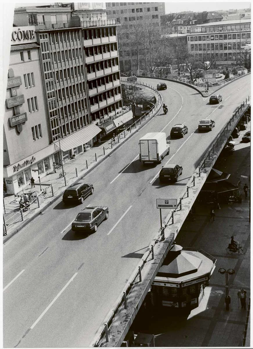 Die Hochstraße am Jan-Wellem-Platz. Wegen ihrer Konstruktion wurde das Bauwerk von den Düsseldorfern Tausendfüßler genannt.