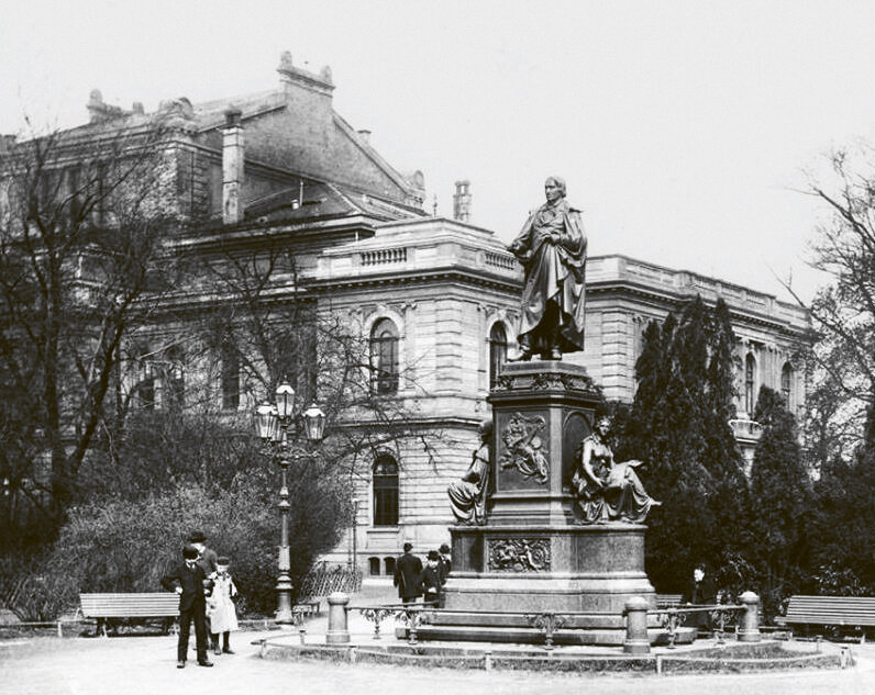 Mehrarmiger Gaskandelaber mit Corneliusdenkmal 1900 Bild Julius Söhn.jpg