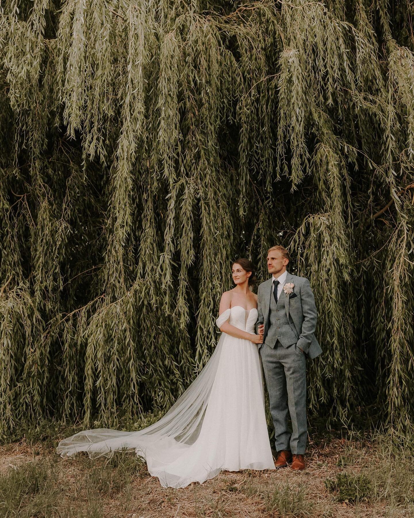 I will always be obsessed with willow trees! It&rsquo;s an absolute sure thing! Congratulations to the beautiful @emilysherriff92 &amp; Tom - YOU&rsquo;RE MARRIED!! 🌿