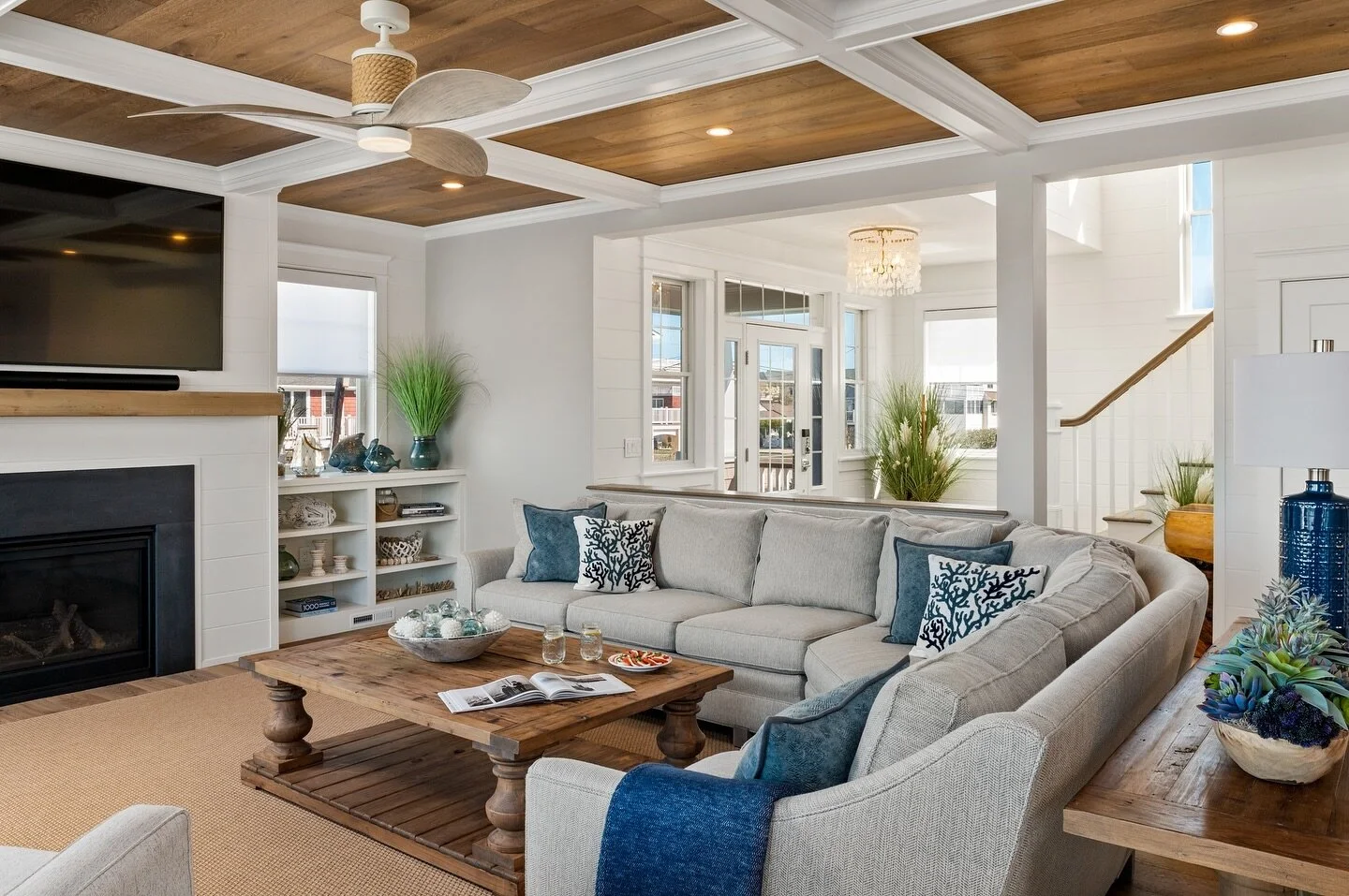 Embracing coastal vibes in this cozy living room, where natural materials and elements bring the bay to us. We love how the wood flooring is extended to the ceiling, drawing your eyes up. 🌾🌊

Photography 📸: @msparkphoto

#instagood #beachhouse #co