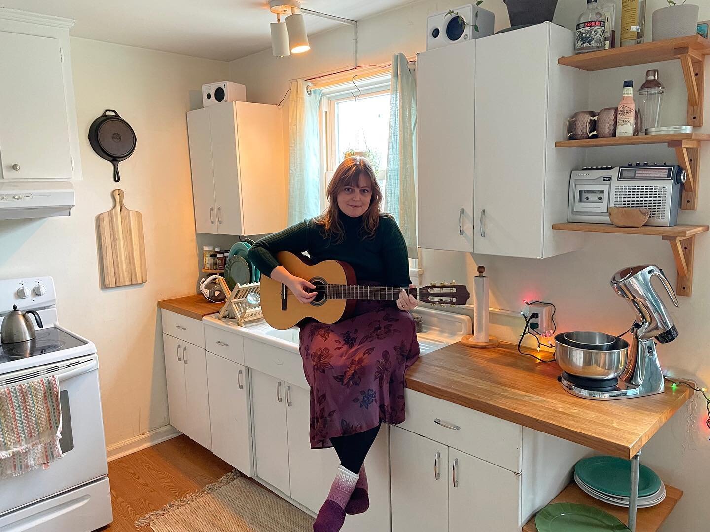 On MEASURE, POUR &amp; MIXTAPE: MUSIC FOR COOKING, Nashville songwriter @lou__turner (@styrofoamwinos) gives us &ldquo;Ride The Melting.&rdquo; Featuring the sound of butter browning and inspired by a Robert Frost line, she confesses her recent appro