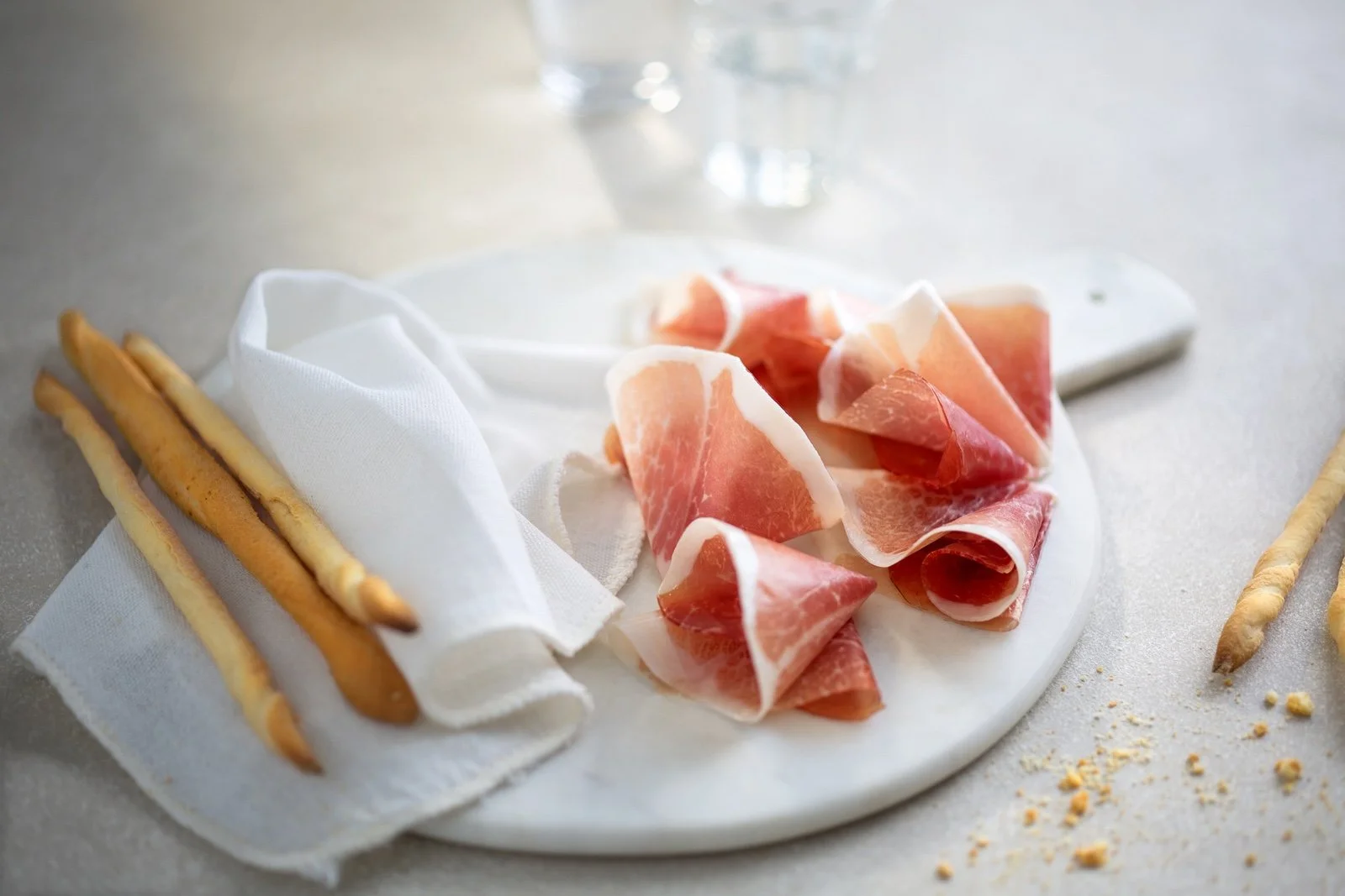 prosciutto crudo e grissini.jpg