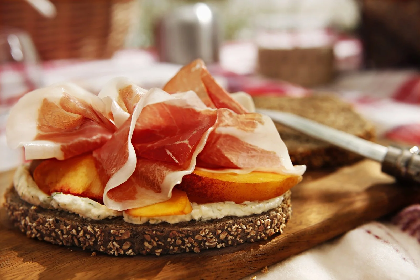 culatello con pesche e pane nero.jpeg