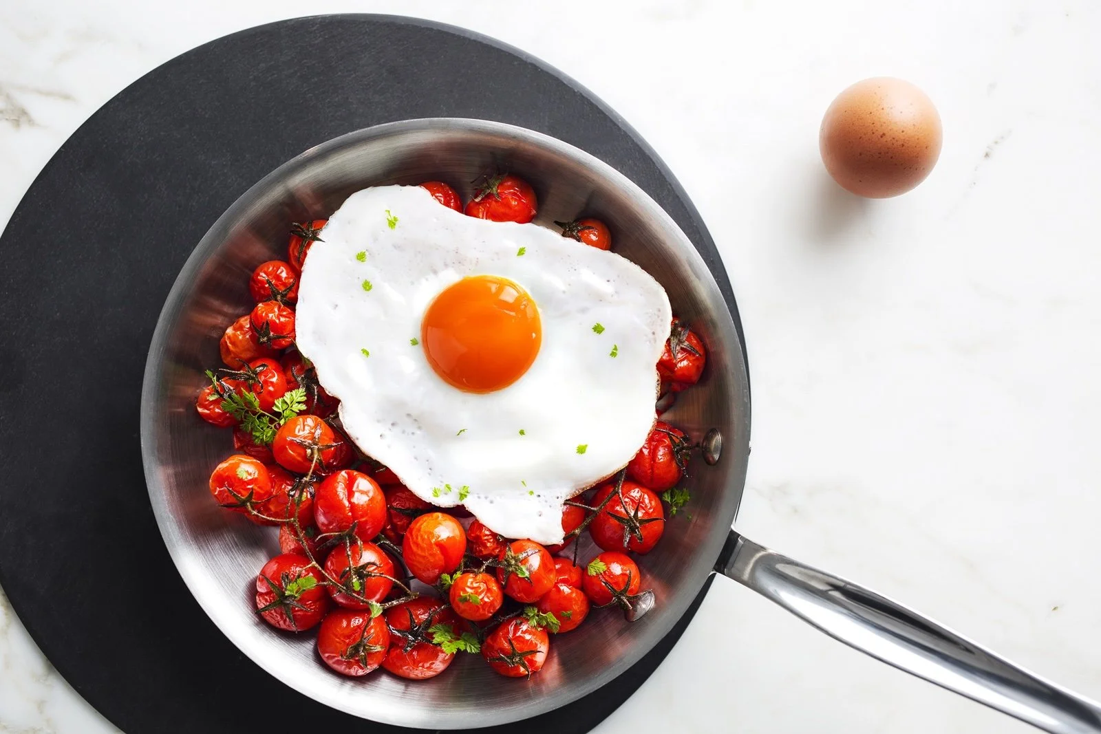 uova tegamino con pomodorini.jpeg