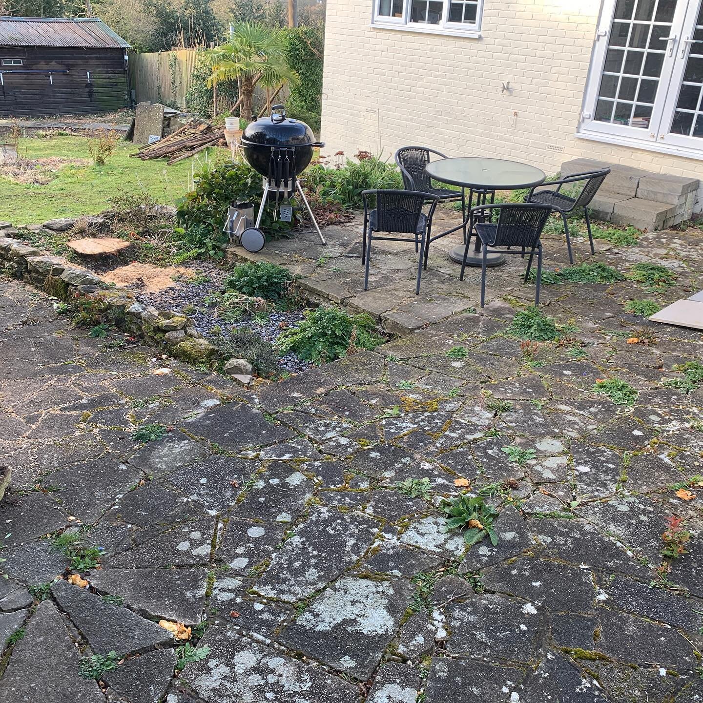 On to the patio and walls.
On the #patio I used #Italian sand #porcelain and #kandla #grey #walling laid In a drystone walling style. All materials was supplied by @pnpavingsupplies of #Uckfield #eastsussex