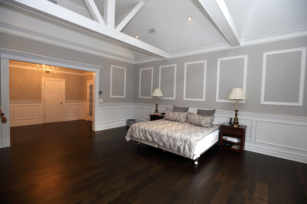 049 Decorative picture frames on walls and ceiling. Farmingdale NJ 07727.JPG