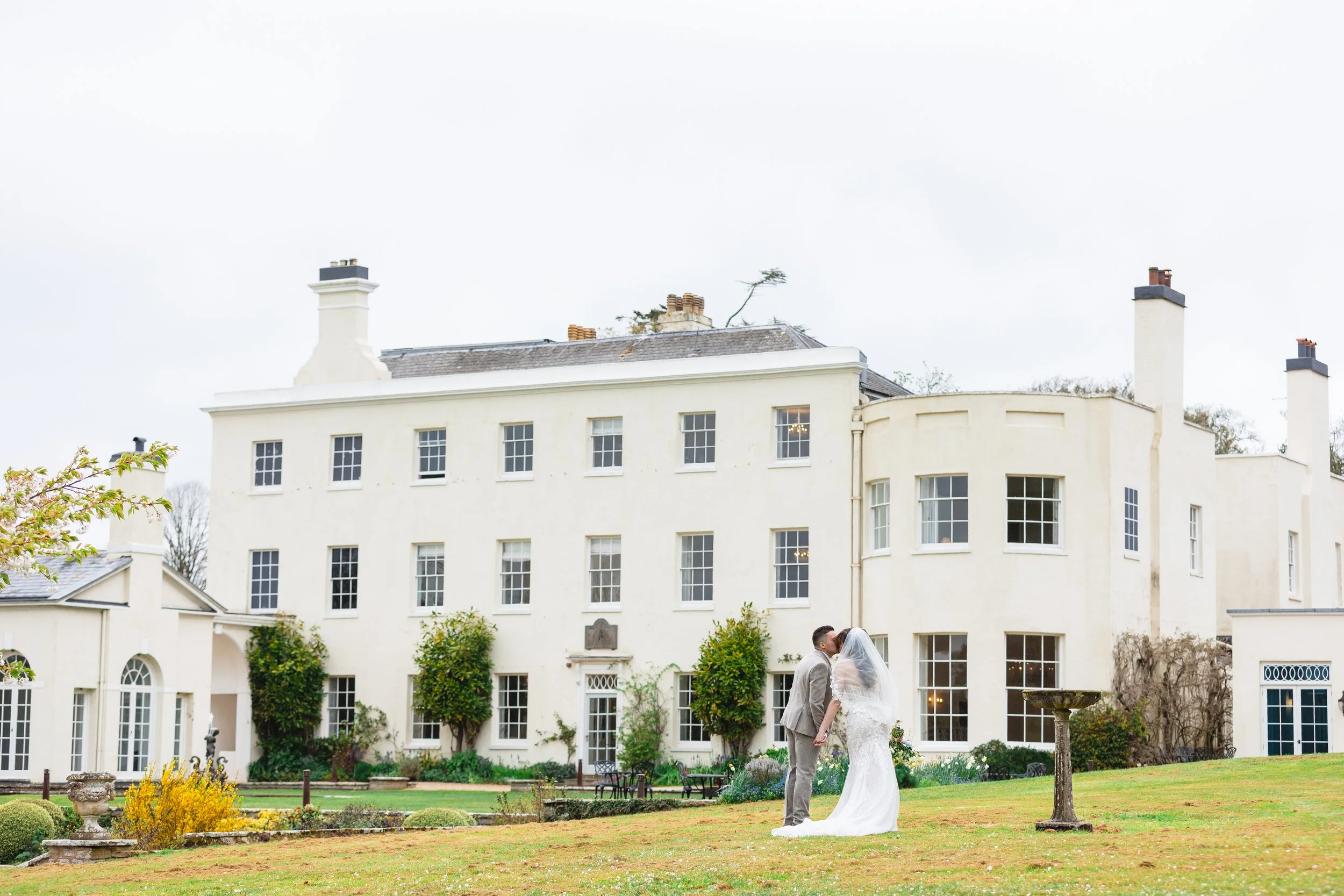 rockbere-manor-bride-and-groom-kiss.jpg