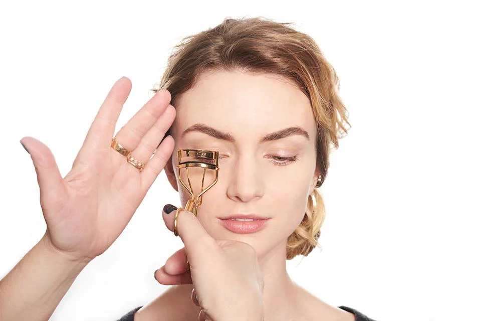 A Celebrity Eyelash Whisperer On The Common Mascara Mistakes to Avoid