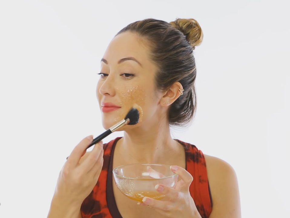 apple-cider-vinegar-beauty-benefits-screenshot-4x3_2016_10.jpg