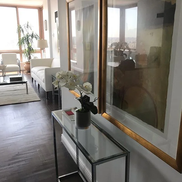 A small console &amp; beautiful art create an immediate &ldquo;WOW&rdquo; impression!