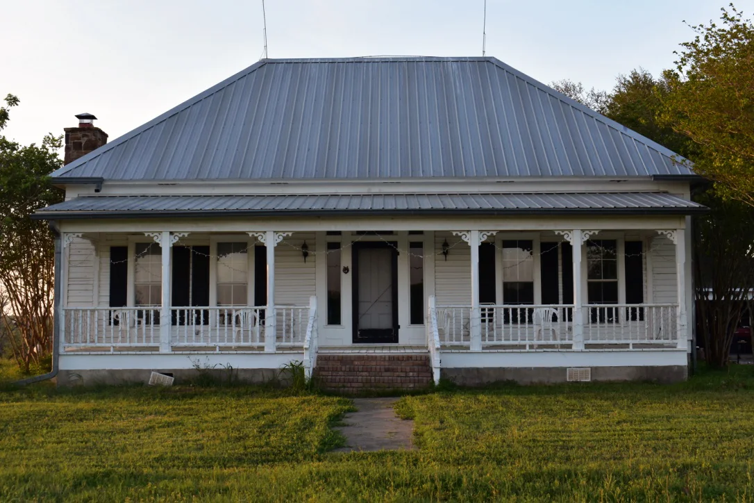 Main House with kitchen, two bedrooms, two baths and plenty of comfortable living space includes our bright and spacious bride's room.