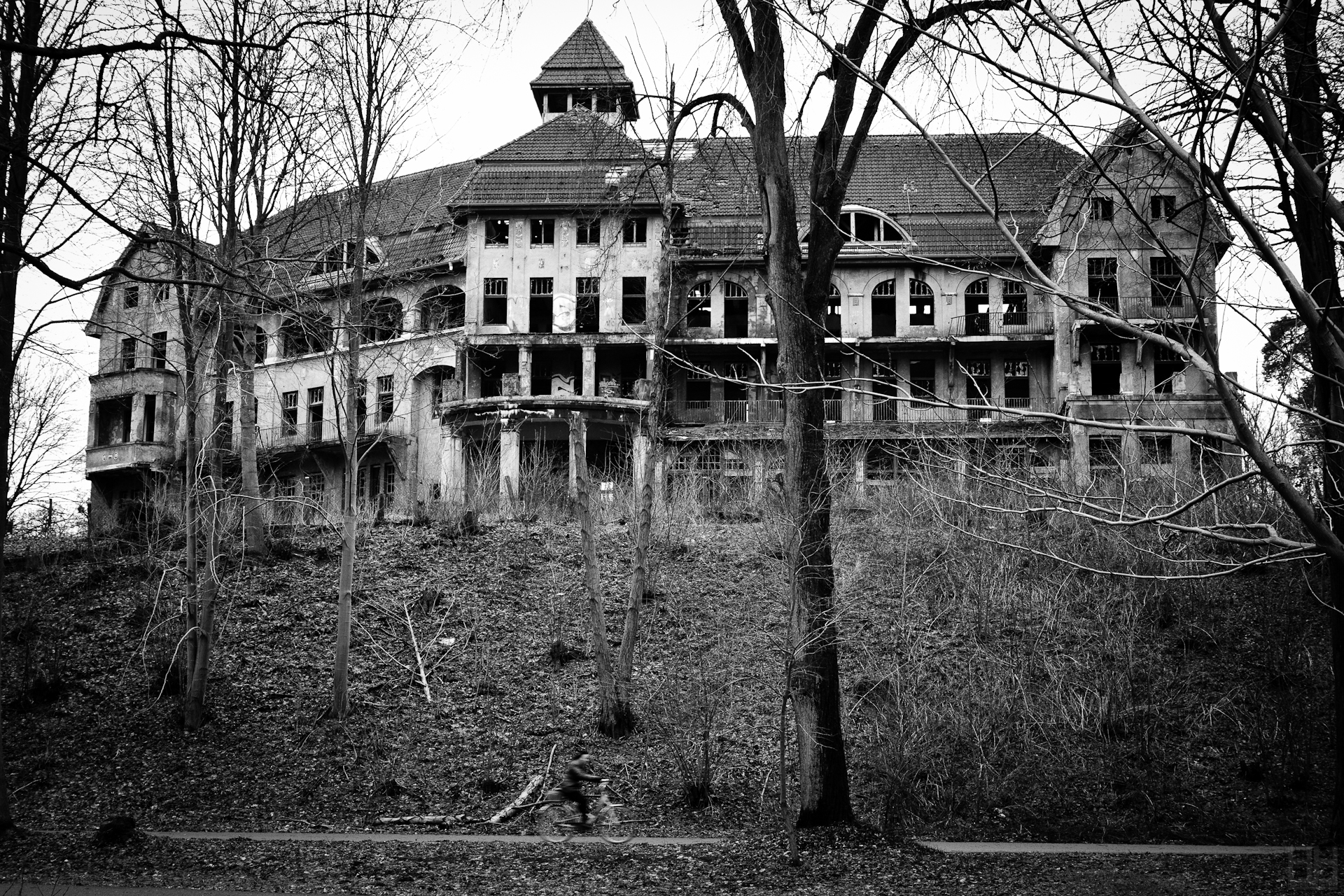 How Stories About Haunted Houses Become Self-Perpetuating