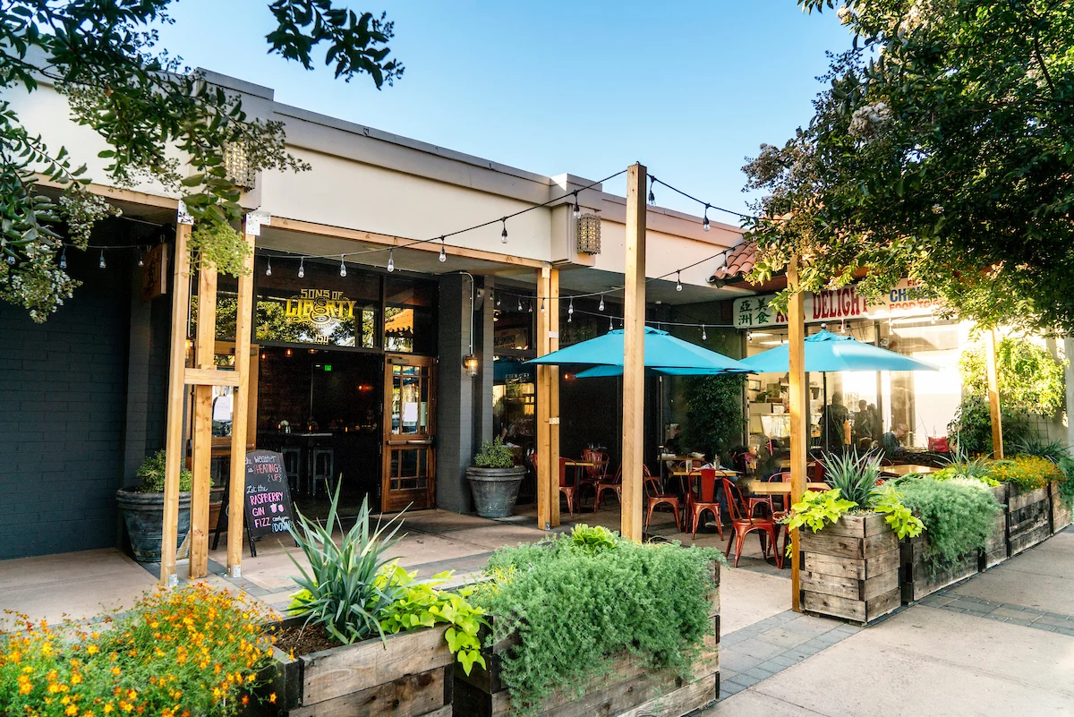There are endless amenities for residents at Woodchase Apartments: relax with a dip in our outdoor pool and spa, work up a sweat in our state-of-the-art fitness center or get out and explore your neighborhood - the San Leandro BART station is minutes from your front door.