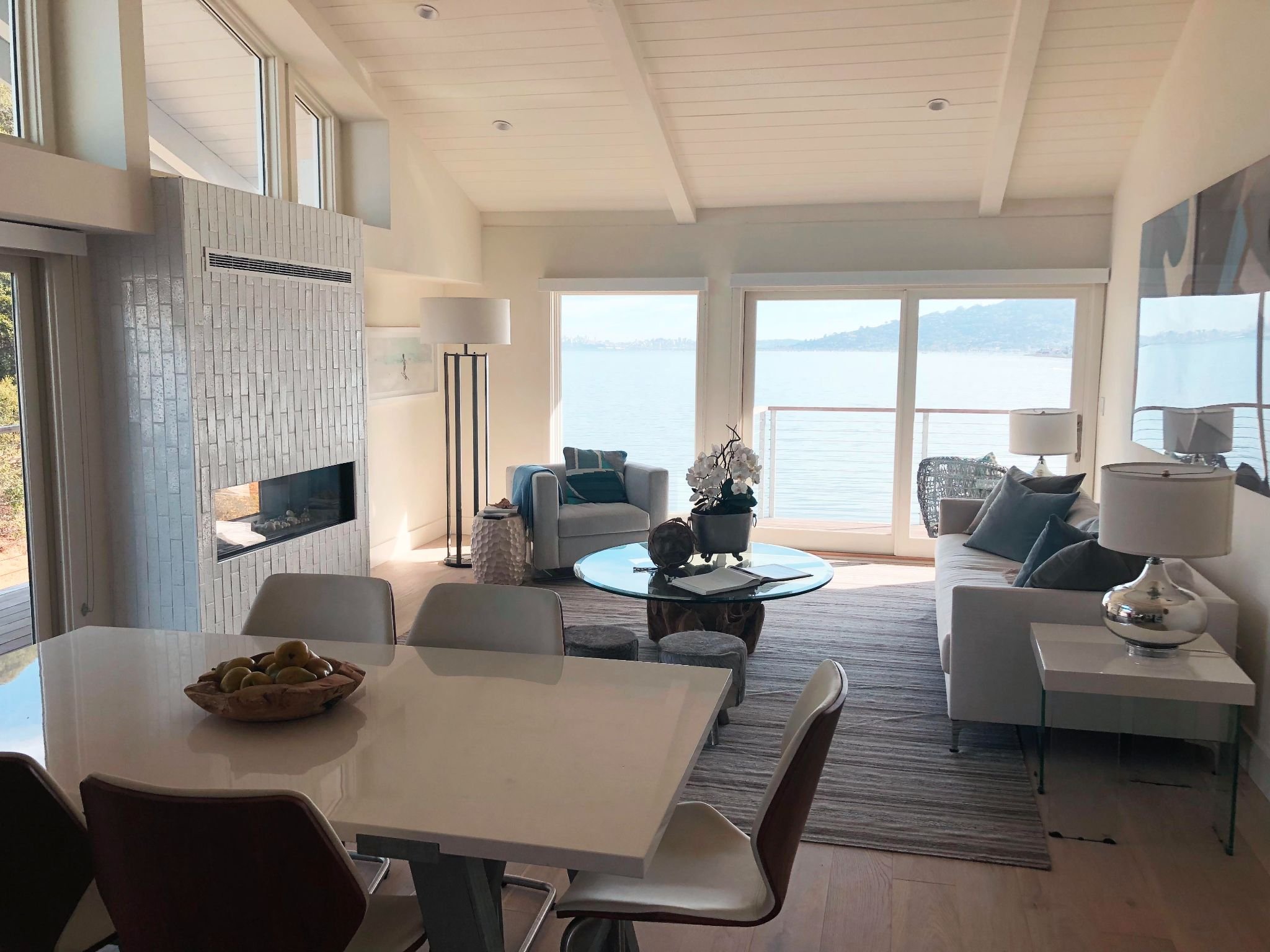 A space so immense,  one photo just couldn&rsquo;t fit it all 😍
-
-
-
-
-
-
#pinterestinspired #dreamhome #interiordesign #waterfront #waterfrontliving #tiburon #tiburonca #tiburonrents #apartment