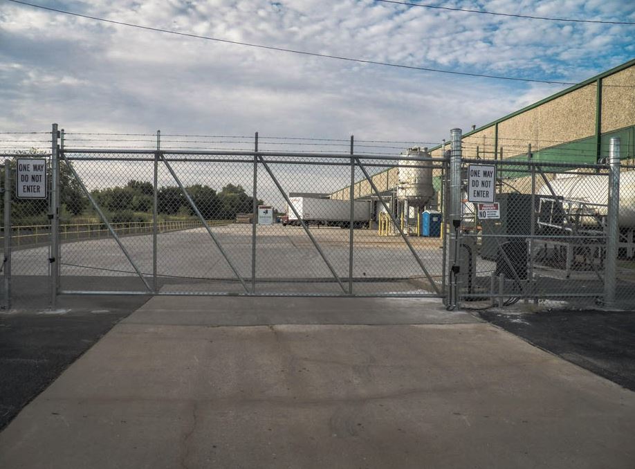 commercial chain link gate.JPG