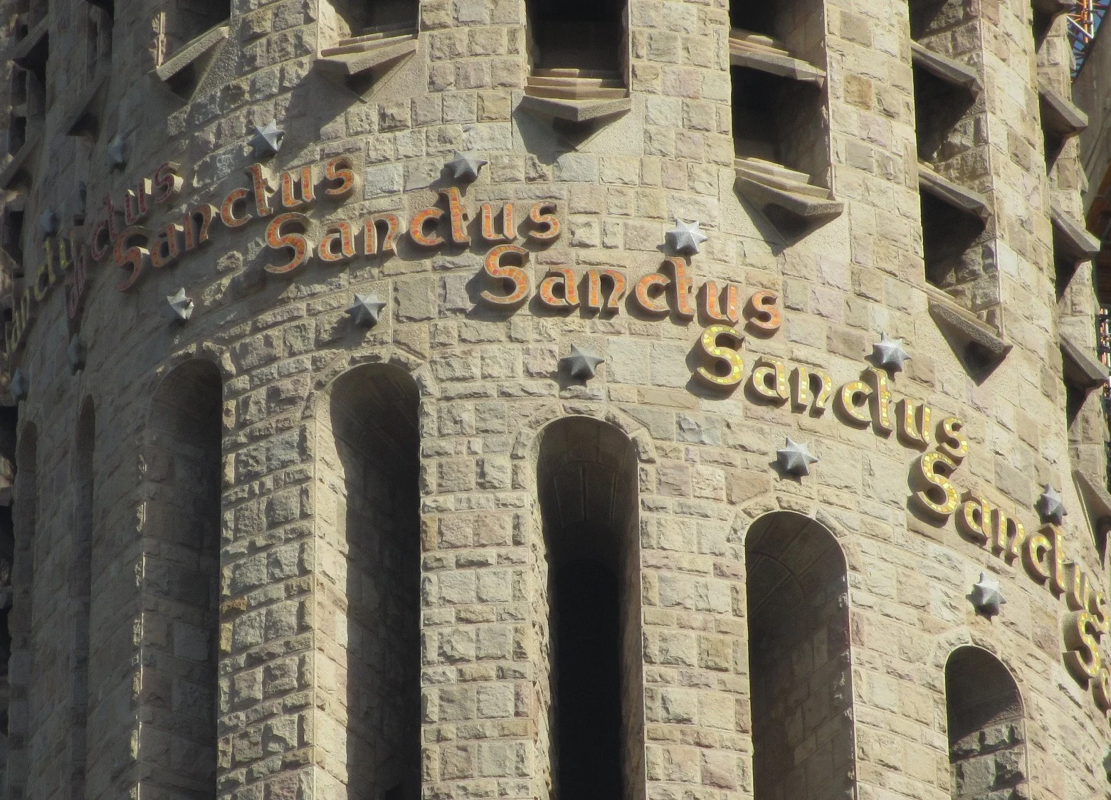 Exterior shot of the Sagrada Familia. Taken from Wikimedia Commons , ©JohnnyOneSpeed / Wikimedia commons.