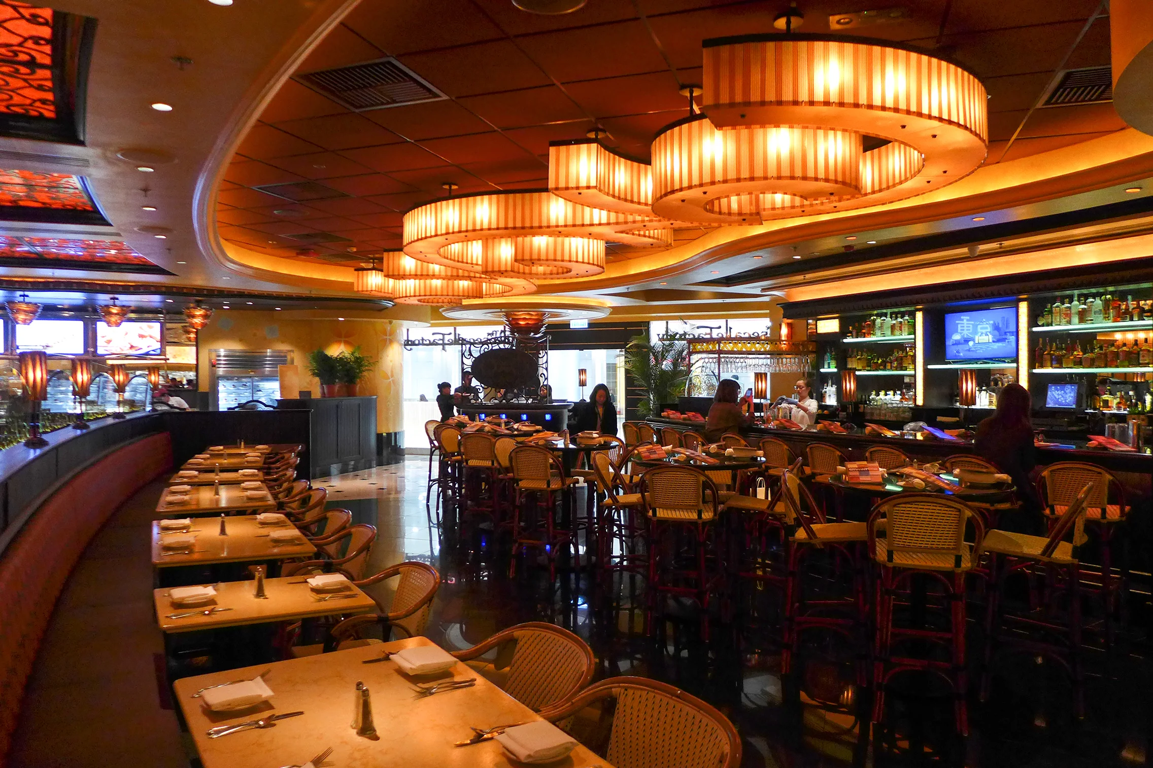 Interior of a Cheesecake Factory in Hong Kong. Image taken from Wikimedia Commons , ©Wpcpey / Wikimedia Commons.