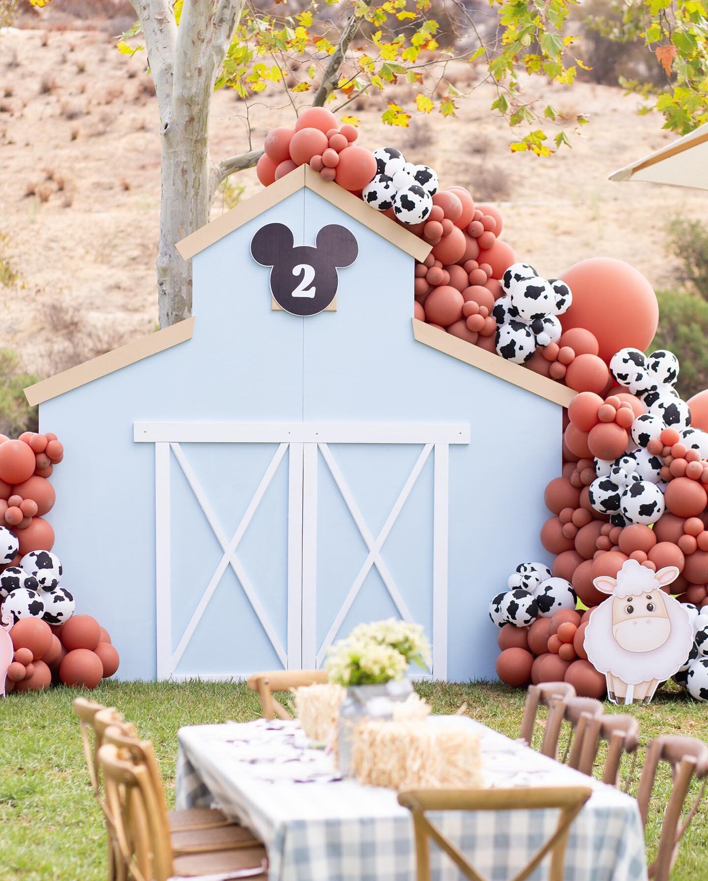 HAY There 👋, how&rsquo;s everyone&rsquo;s Friyay going?!? - Cute Llama (swipe right 📲)

Flash back Friday with this adorable Farm + Disney touch for GRANTS FARM✨✨✨

Always a pleasure to work with @brenarteandco thanks for sharing the pics

 Featuri