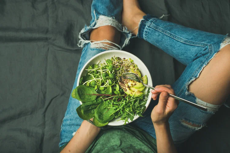salade+verte+femme+santé.jpeg