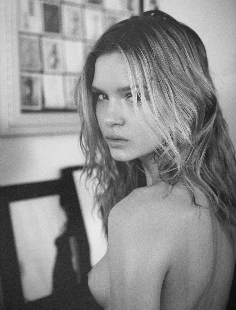 josephine-skriver-oben-ohne-346726.jpeg