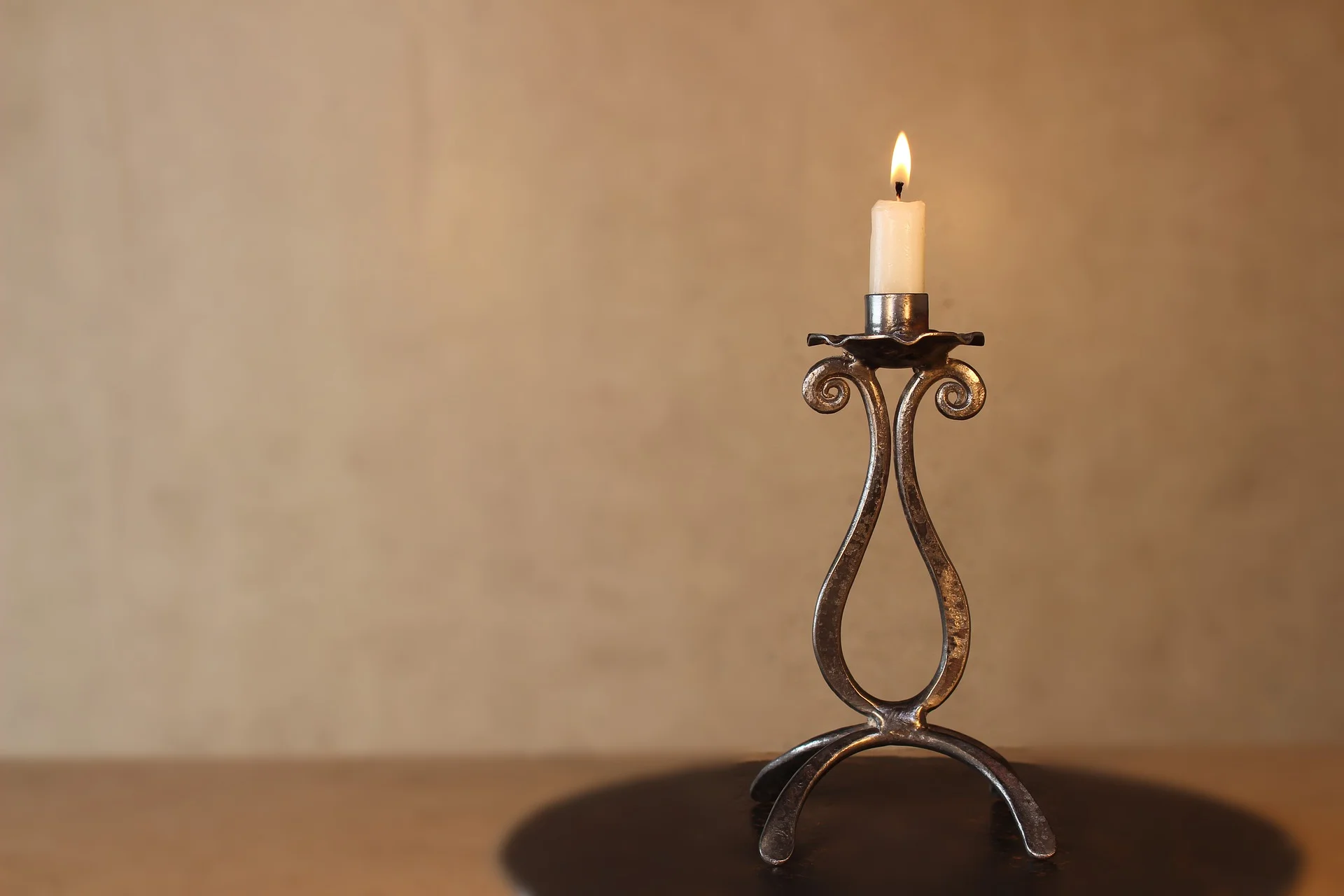 candlestick-3152374_1920.jpg