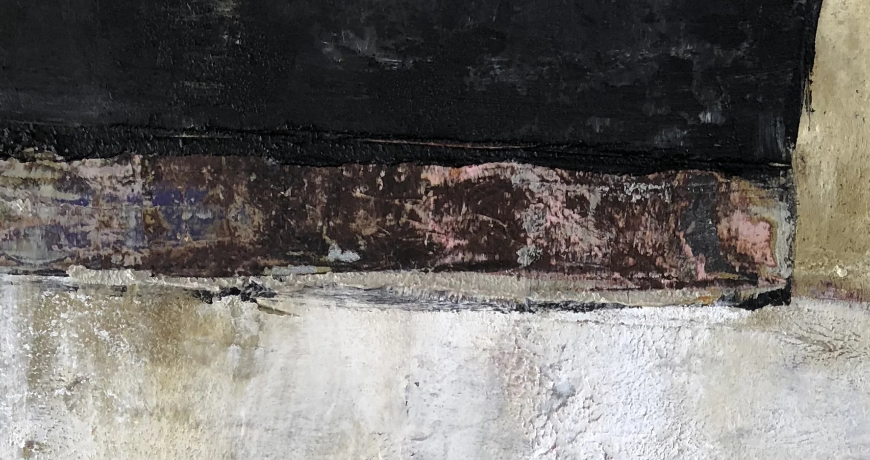 adobe y negro (iii) - closeup of exposed element