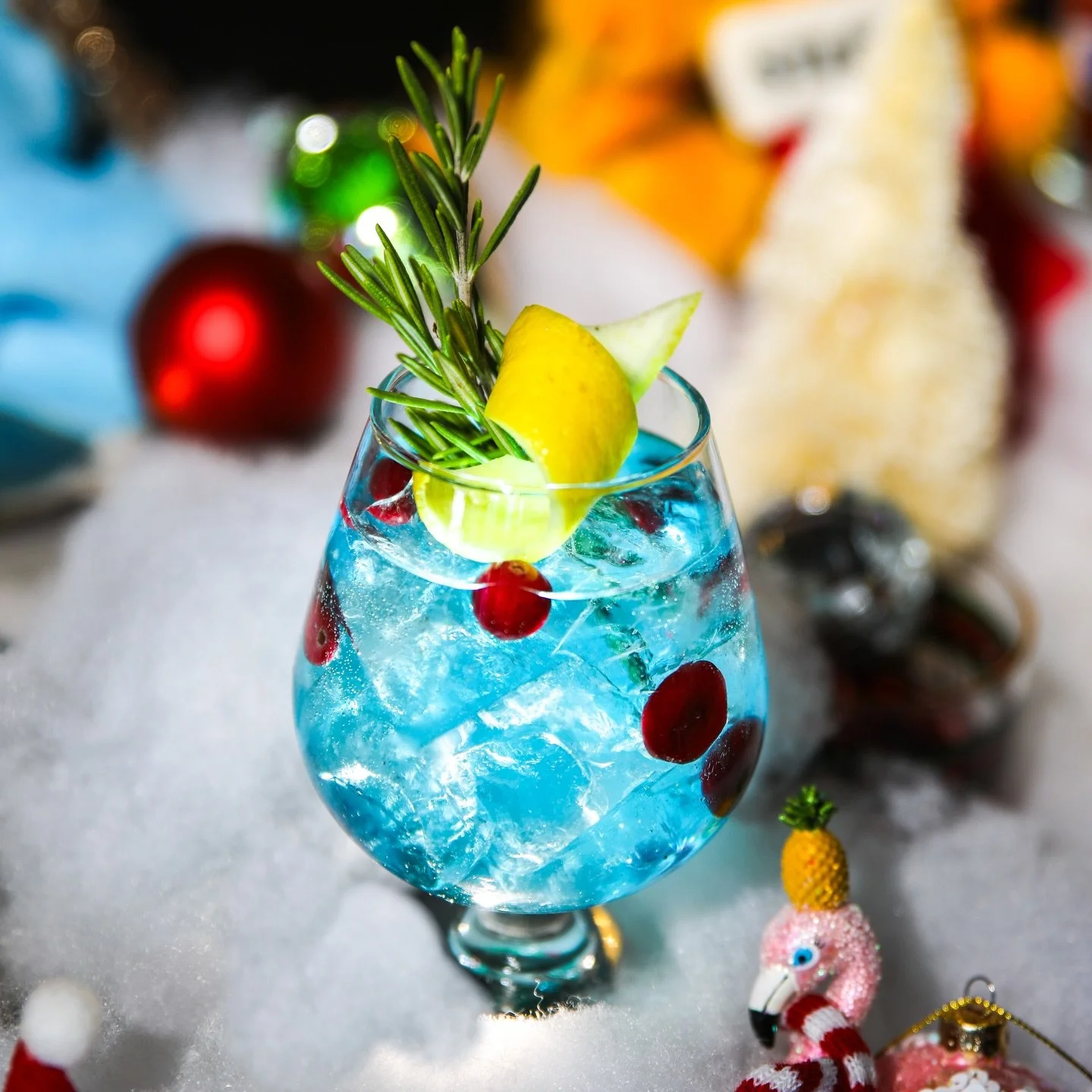 SNOWGLOBE GIN &amp; TONIC

A wintry wonderland in a glass! Spanish Style G&amp;T with Hendrick&rsquo;s Gin, Citrus, Rosemary, Cranberries, Edible Snow

📸 @_castellan0s_