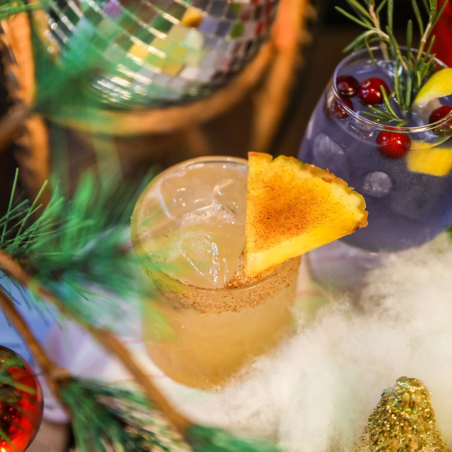 SNOWBIRD MARGARITA

Tapatio Blanco &amp; Reposado Tequilas, Triple Sec, Vanilla, Lime, Pineapple, Allspice &amp; Cinnamon Sugar Salt Rim

📸 @_castellan0s_