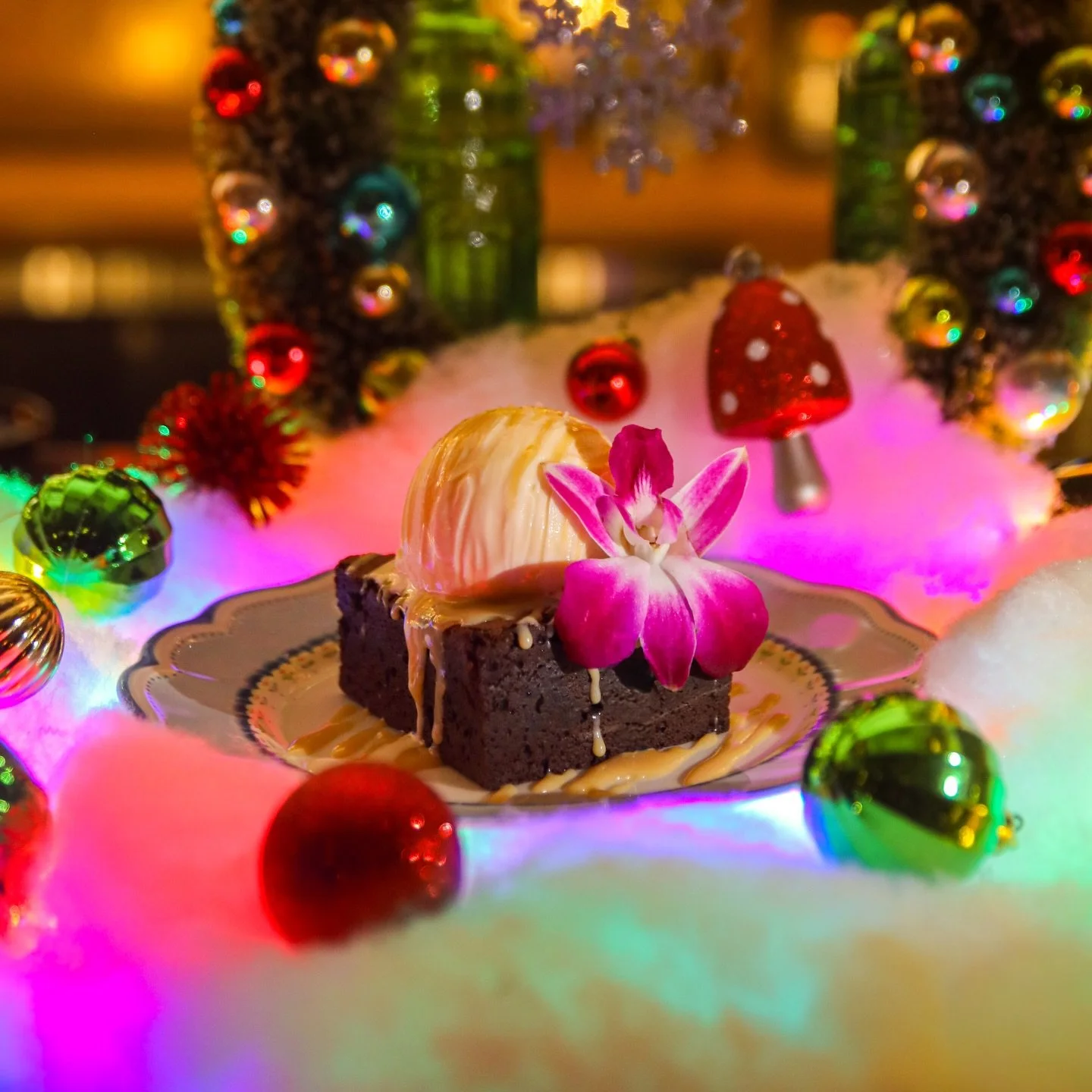 Old Fashioned Vanilla Ice Cream melting into an Ooey Gooey Brownie Sundae with Cinnamon Dulce de Leche

The kind of combo that makes you rethink sharing.

📸 @_castellan0s_