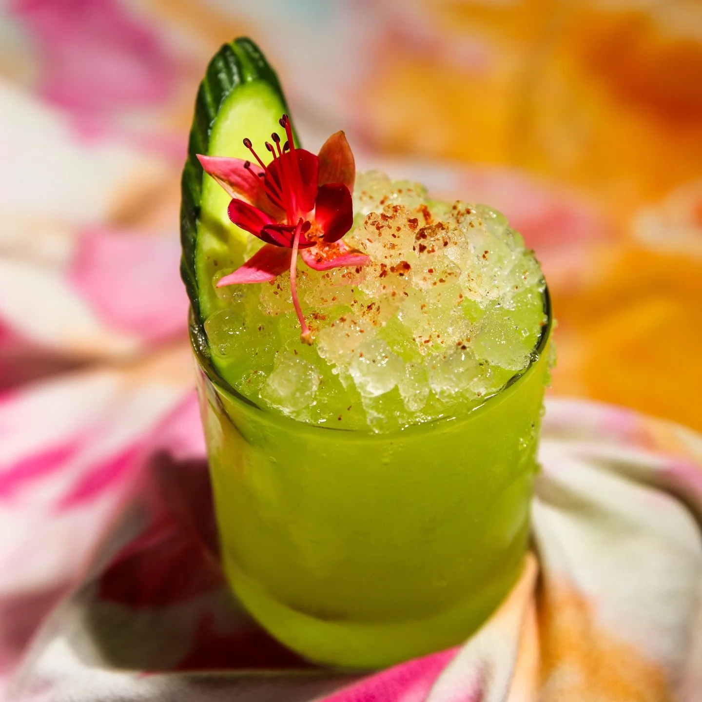 Where freshness meets finesse ✨
Honeydew Hu$tle captures the art of subtle indulgence.

Midori, @wrayrum , Lime Cordial, Lemon, Taj&iacute;n 💋

Backdrop by @blahblah.4ever 
📸 @_castellan0s_