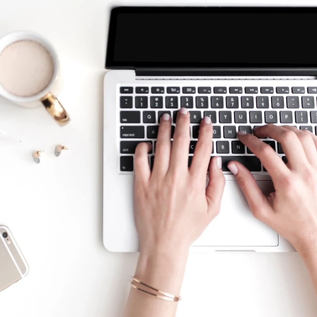 Can someone tell what your business does within 3 seconds of landing on your website?
⠀⠀⠀⠀⠀⠀⠀⠀⠀
💥 Pop over to your homepage and see if your potential customers or clients could easily answer these questions:

1️⃣ Who you help. Who are your ideal cli