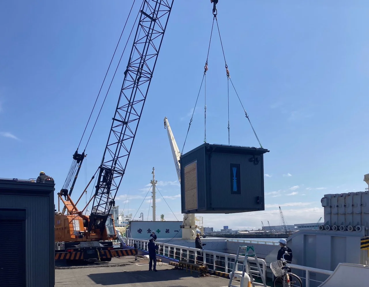  Photo: Loading the units onto a cargo ship (2023:03) 