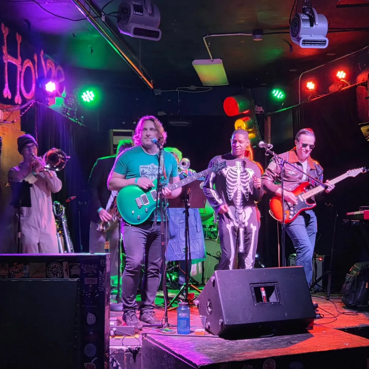 Thanks to @funhouseseattle, @handturkeyband, and @itsdeshawnrivers for a great night. Next show is 11/18 (Tuesday) at 5:30p in the MQ Lounge at @thetripledoor. Tickets in bio!

Photo: Liz