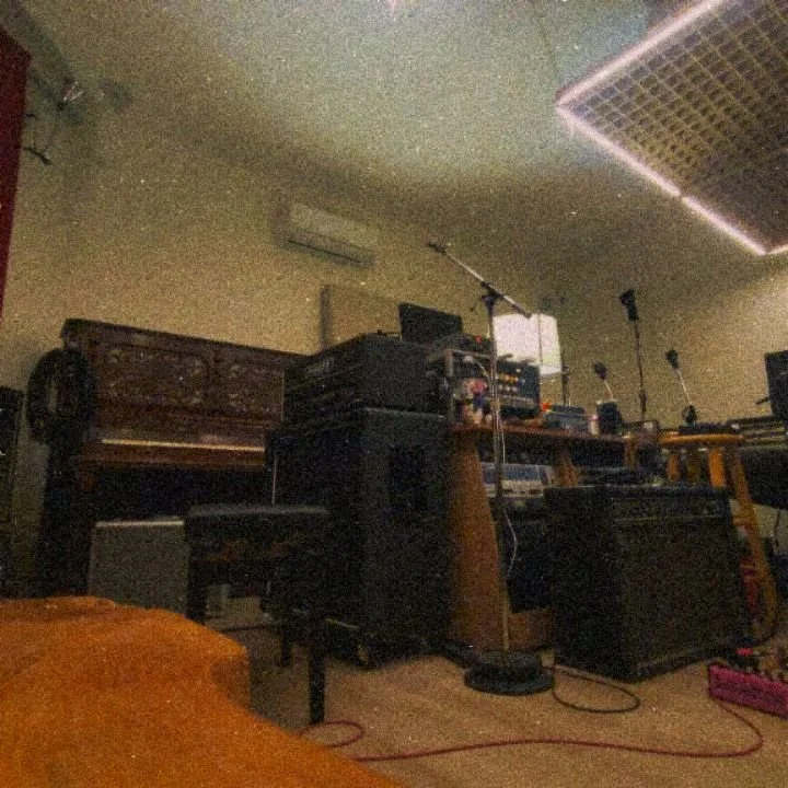 Retracking rhythm guitar for &ldquo;Hunted&rdquo; after getting fresh live drums from @sababababa.
The @bossinfoglobal kit on the RC-600 holds it down at @flysea for @gigs_4_u &mdash; but in the studio, real drums always win.

A couple times a month 