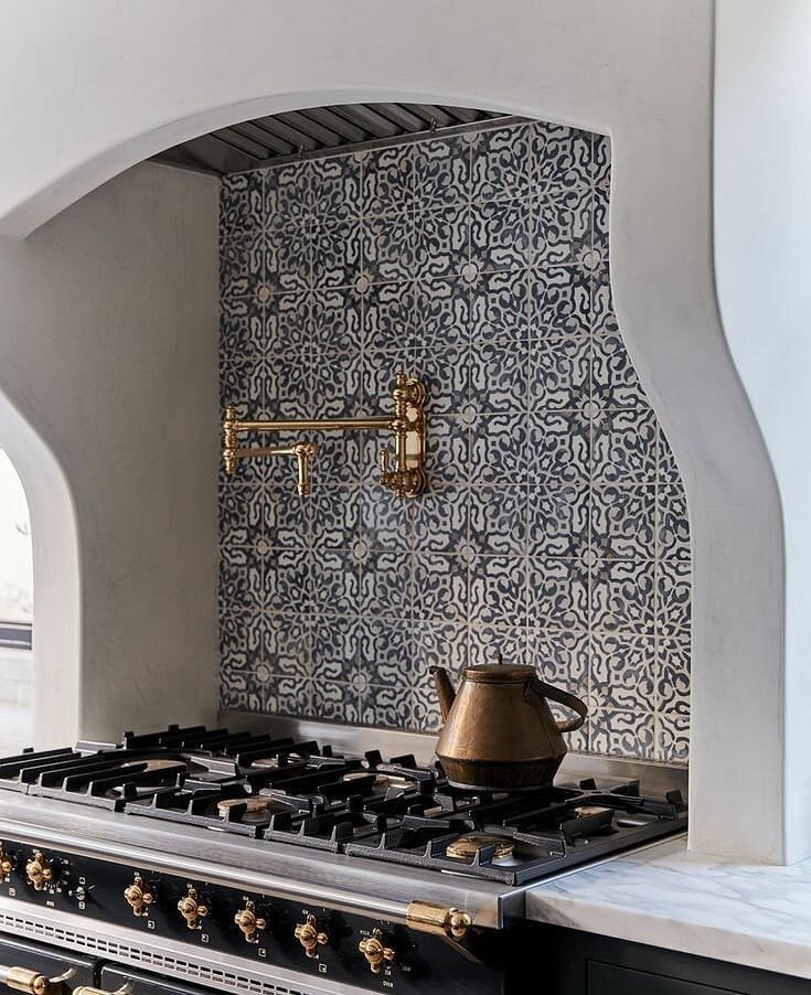 This kitchen is drool worthy!!🤍🤍
*
*
*
*
#denverinteriordesign #denverinteriordesigner #denverlifestyle #aragon_interior_designs #kitcheninspo #kitcheninspiration #backsplashtile  #backsplashideas #backsplashdesign #kitchenofinstagram #kitchenhoods