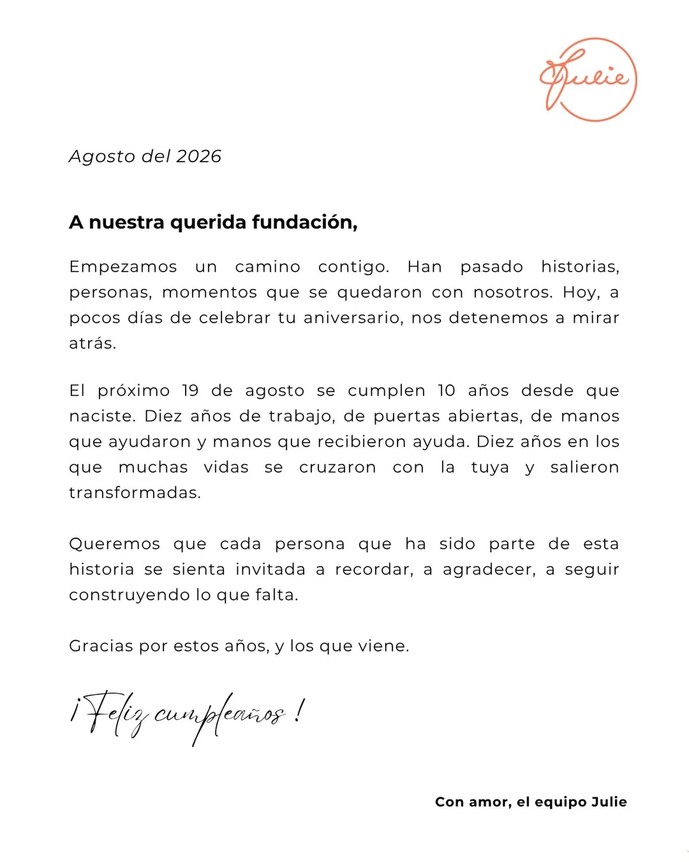 Despu&eacute;s de 10 a&ntilde;os, tenemos una noticia.
Y no, no nos vamos. Al contrario: el 19 de agosto celebramos una d&eacute;cada. 🎉

Diez a&ntilde;os de historias, de puertas abiertas, de manos que ayudaron y manos que recibieron ayuda.

Gracia