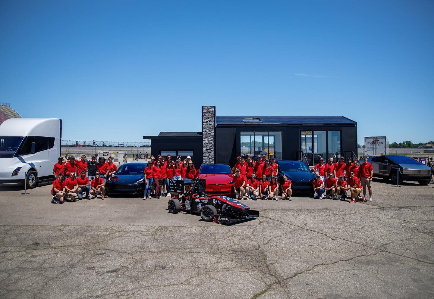 Our first ARG22 sponsor highlight is @teslamotors 🔋 

Thank you Tesla for your battery donation and continued support.  A highlight of competition this summer was the opportunity for our team to take a picture with Tesla&rsquo;s current and near fut