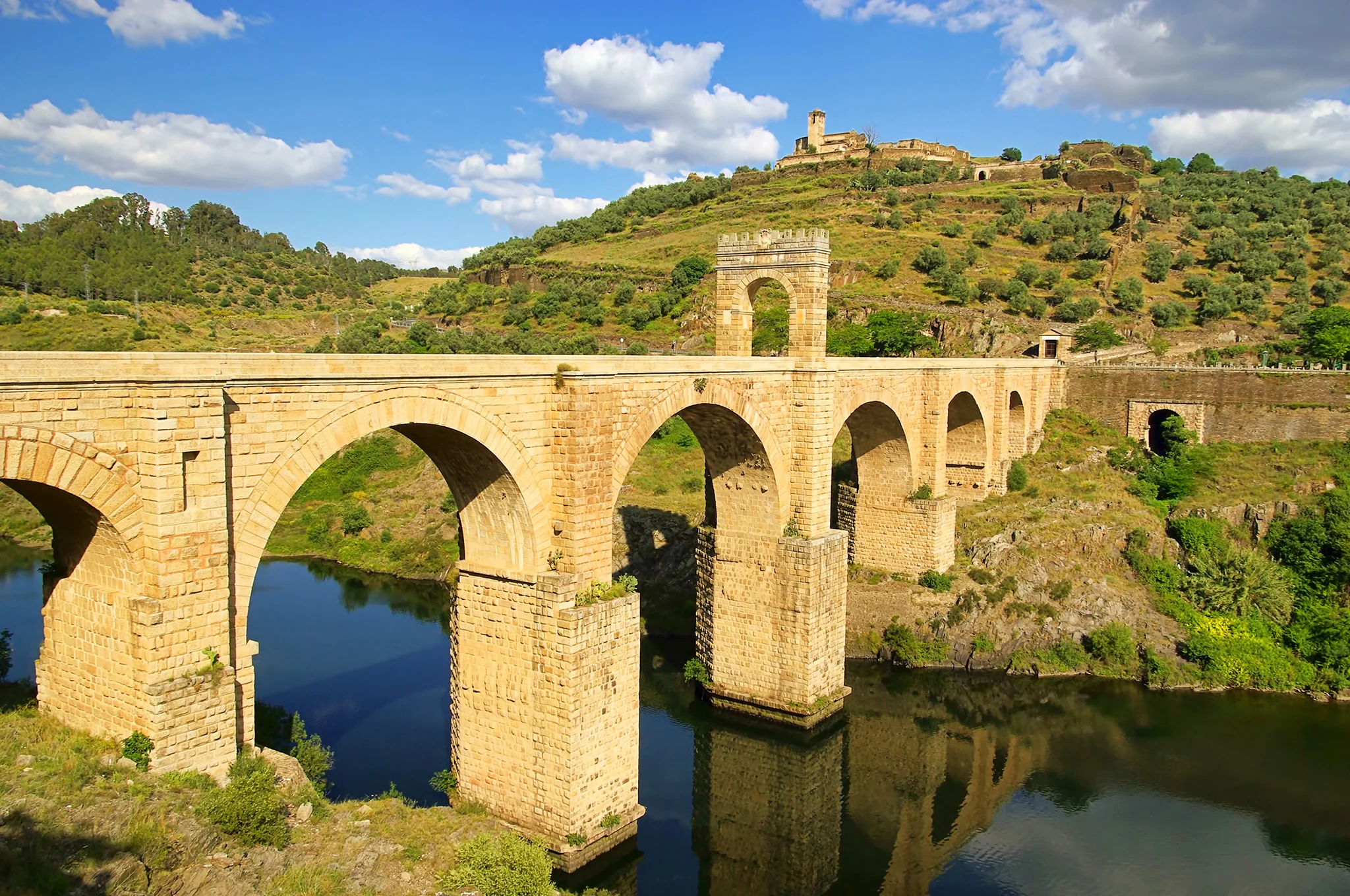 Los 10 puentes más bonitos de España - Puente de Alcántara (Cáceres) | Foto: Lianem | Dreamstime.com
