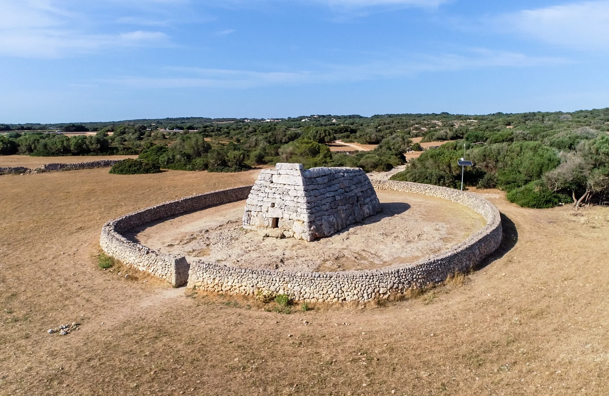 Qué ver y hacer en Menorca - Descubrir sus construcciones megalíticas