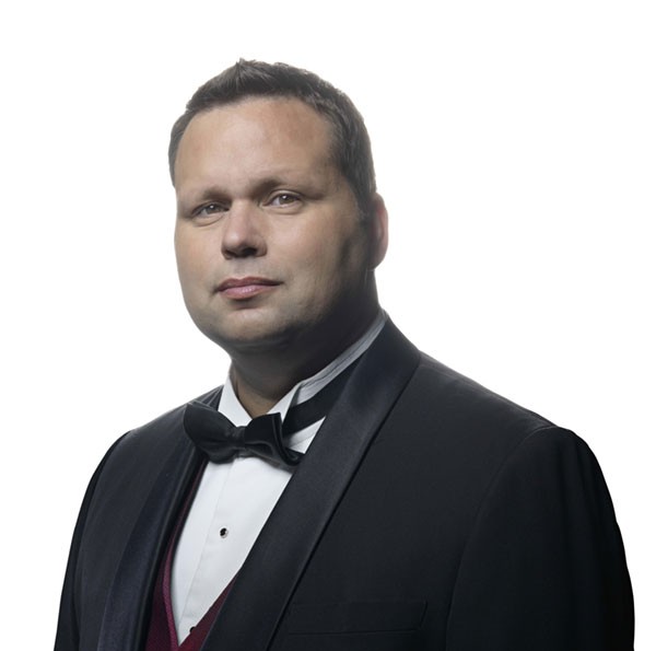 Paul-Potts-tux-600x595.jpg